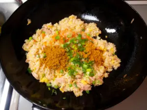 炒めたタマネギとニンジン、細ねぎ、カレー粉を加える