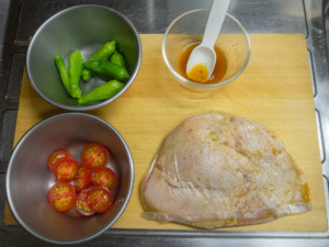 鶏もも肉には柚子胡椒、醤油、酒をもみ込んでおく