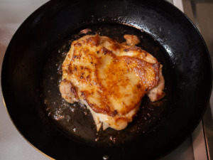 鶏もも肉が焼けたら取り出して包丁で切り分ける