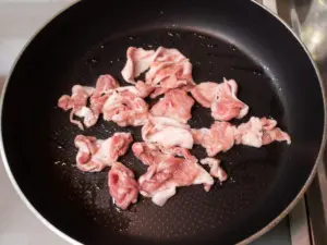 フライパンにサラダ油を熱し、豚肉を広げる