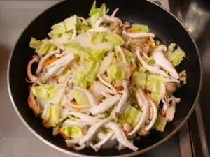 野菜類をのせ、水を注いでふたをする
