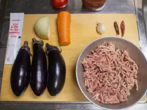 茄子、挽肉、人参、タマネギ、ニンニク、唐辛子、トマトペースト、ケチャップ