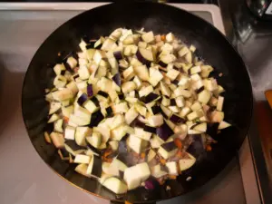 茄子を加える