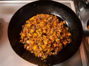 食べる分のソースを取り分ける