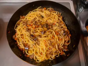 茹で上がったパスタを合わせる