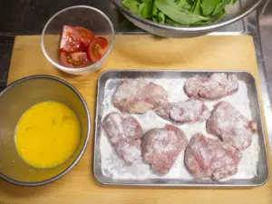 豚ヒレ肉に小麦粉をふる