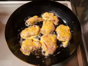 サラダ油で豚肉を焼く