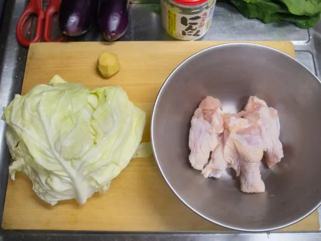 鶏手羽元、生姜、ニンニク、醤油、キャベツ