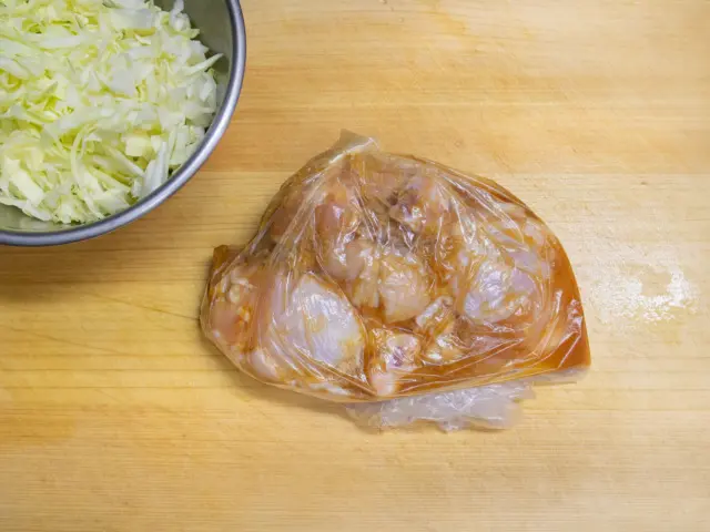 鶏手羽元、醤油、酒、生姜、ニンニクを漬ける