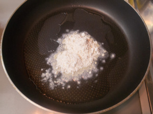 フライパンにサラダ油と小麦粉を入れて加熱する