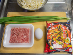 明星チャルメラ宮崎辛麺、豚挽肉、もやし、ニラ、卵、水
