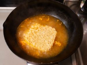 水を沸騰させ、残りのスープを入れて麺を茹でる