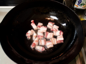サラダ油で塩豚を炒める