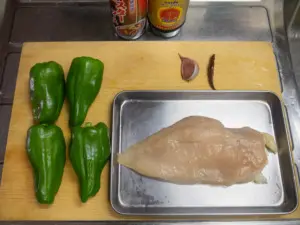 鶏胸肉、ピーマン、ニンニク、唐辛子、オイスターソース、ナンプラー