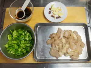 鶏肉はぶつ切りに、ピーマンは粗みじんに切る