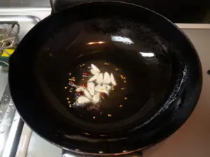 サラダ油、ニンニク、唐辛子