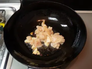 鶏肉を炒める