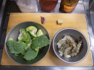 エビ、ブロッコリー、ニンニク、生姜、豆板醤、トマトケチャップ、片栗粉
