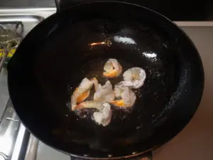 サラダ油でエビを炒める