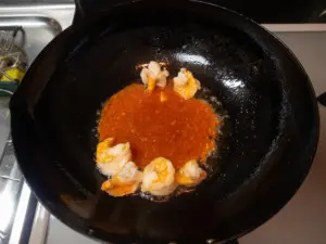 合わせた調味料を加える
