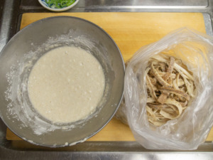 ごぼうはよく水気を切って、天ぷら粉をまぶす