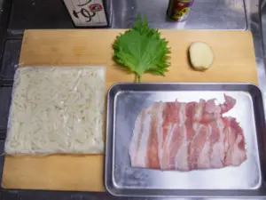 豚バラ肉、シソ、生姜、うどん、めんつゆ、七味唐辛子