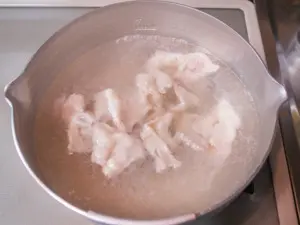 豚バラ肉を軽く茹でる