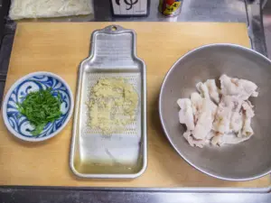 シソ、生姜、茹でた豚肉