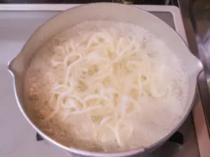 うどんを茹でる