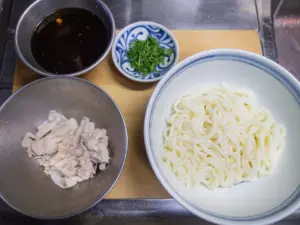 茹でたうどん、茹で豚、シソ、めんつゆ