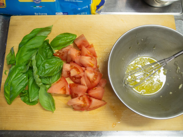 トマトはざく切りに、オリーブオイル、塩、胡椒、レモン果汁を合わせる