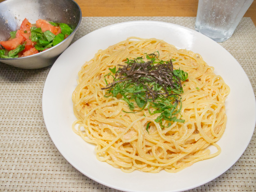 灼熱キッチンでも作れる明太マヨパスタ、トマトとバジルのサラダ