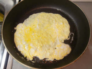 薄焼き卵を作る