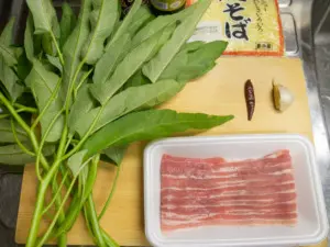 空芯菜、豚バラ肉、ニンニク、唐辛子、焼きそば麺、オイスターソース、ナンプラー