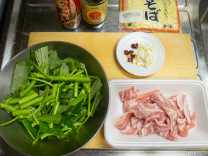 空芯菜、豚バラ肉は一口大に切り分ける