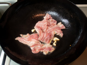 豚バラ肉を炒める