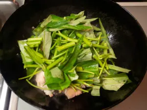 空芯菜を加える