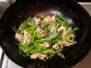 空芯菜を炒める