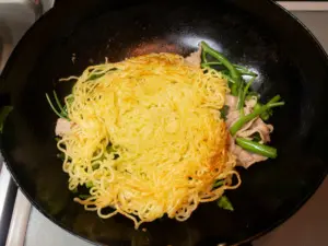 麺を加える