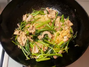オイスターソース、ナンプラー、胡椒で味を整えてできあがり
