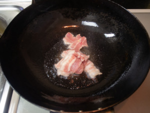 サラダ油で豚バラ肉を炒める