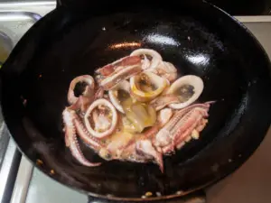 イカの色が変わるまで炒める