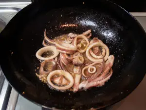 肝を加えたら炒め合わせる