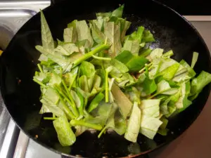空芯菜を加える
