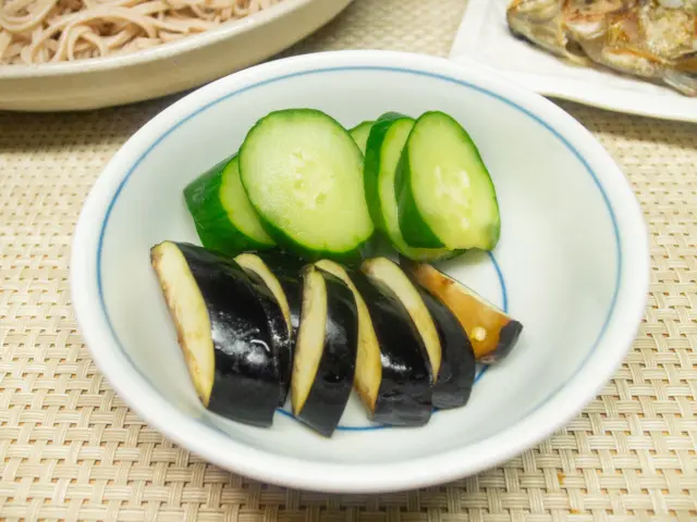 唐辛子入りナンプラーで漬けたキュウリと茄子