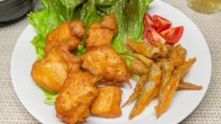 味覇から揚げ粉を使った鶏胸肉とハゼの唐揚げ