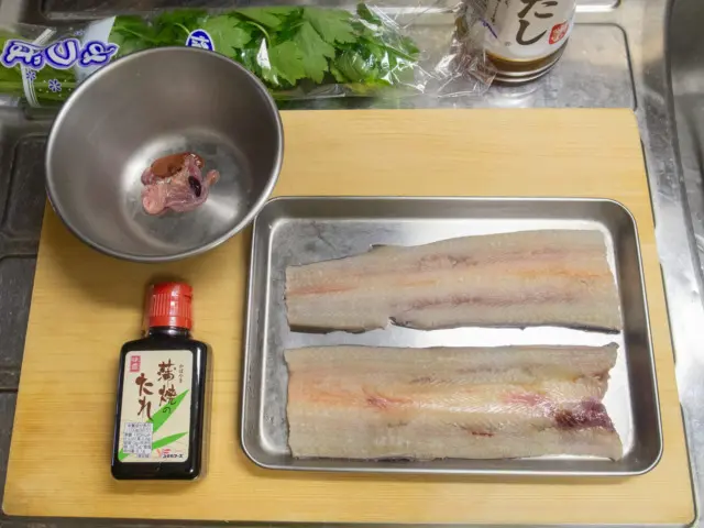 捌いたウナギ、ウナギの肝、三つ葉、蒲焼きのたれ（市販品）、白だし、ご飯