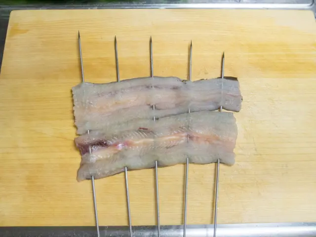 ウナギに串を打つ