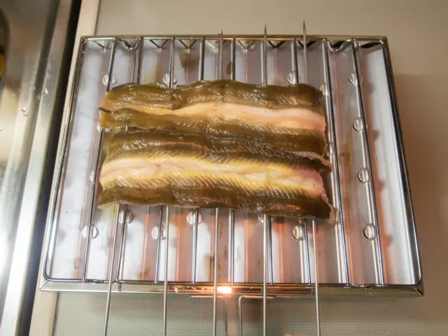 ウナギを焼く