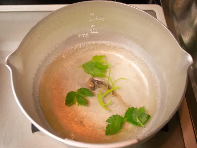 水、白だし、肝、三つ葉をひと煮立ちさせる
